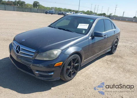 2013 Mercedes-Benz C 250 Sport z USA, uszkodzony, nr VIN WDDGF4HB2DG092144